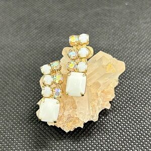 Vintage screw-back earrings - Milkglass & Rhinestones